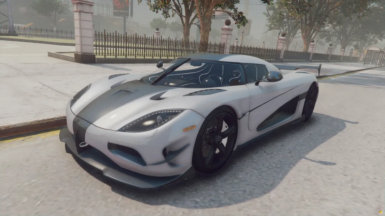 Koenigsegg Agera RS 2015 FiveM hypercar in white with a grey center stripe, front three-quarter on a city street