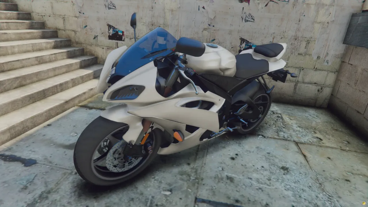 Yamaha YZF-R6 2008 FiveM sportbike in white with a blue windscreen beside concrete stairs