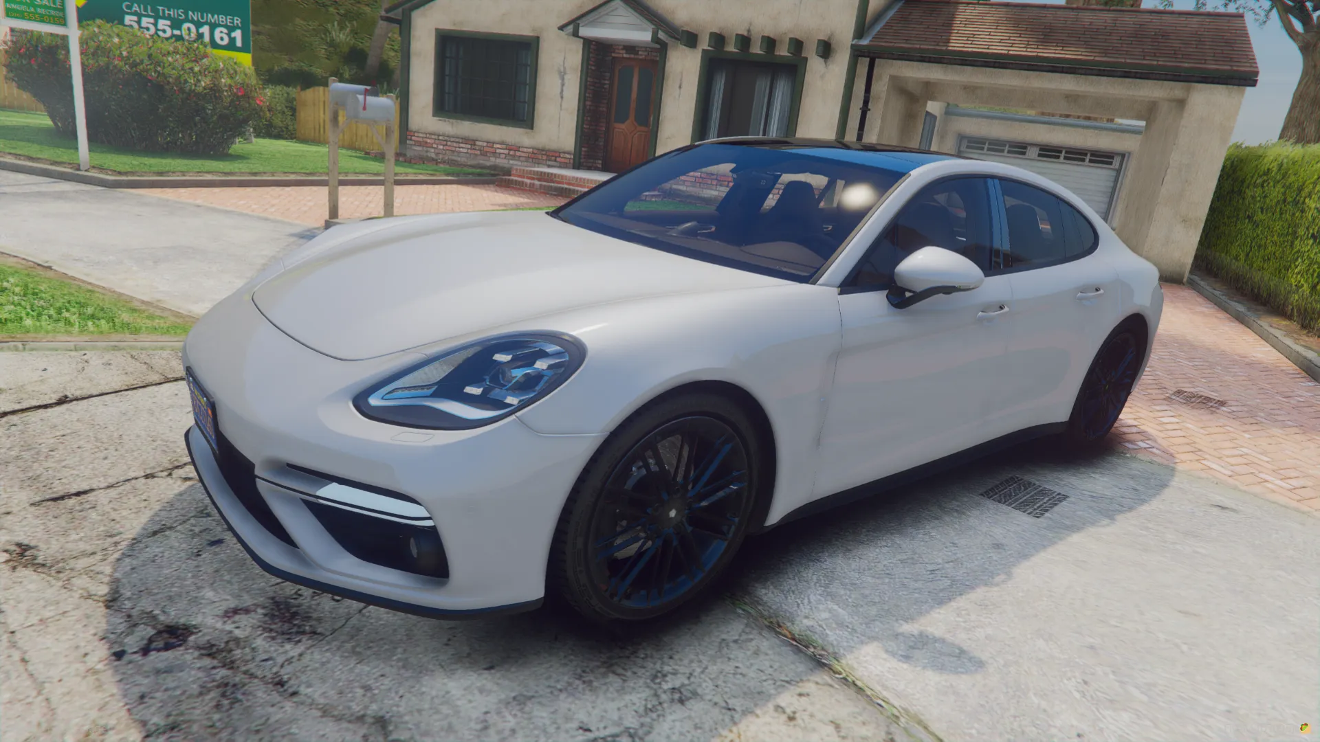 Porsche Panamera Turbo 2017 FiveM car in white with black wheels, front three-quarter outside a suburban house